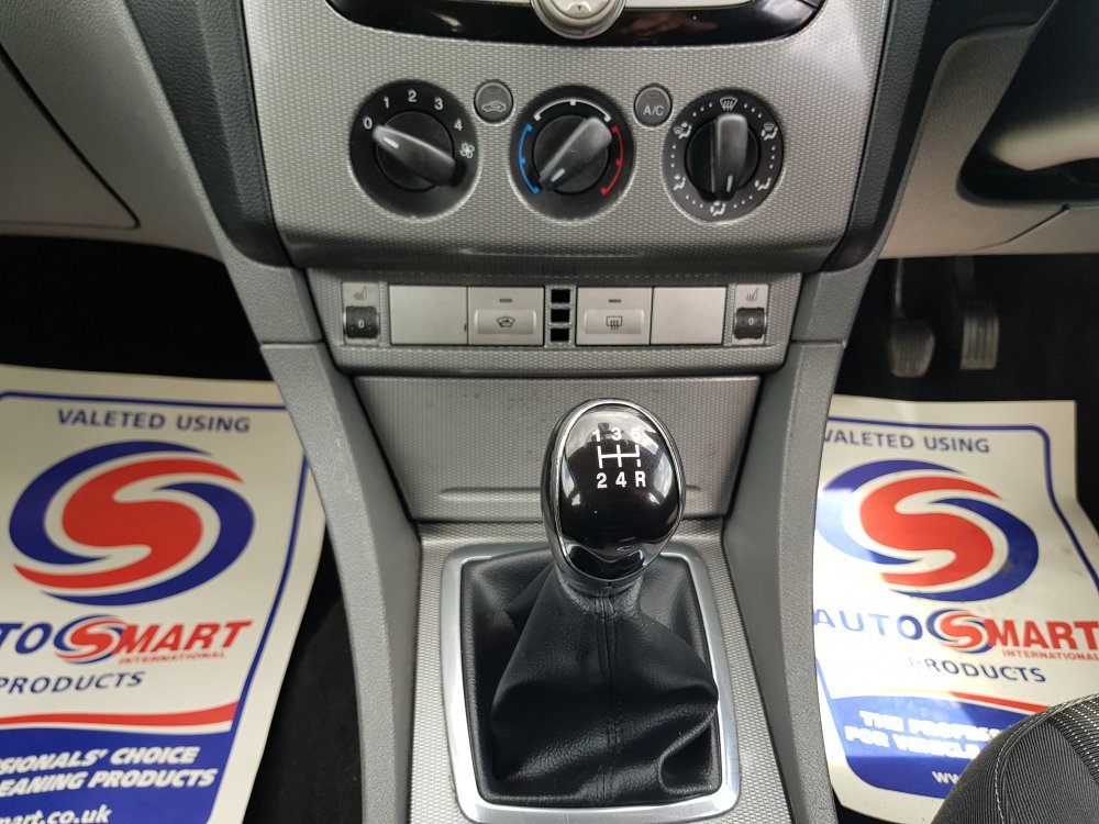 Ford FOCUS TITANIUM 1.6  5 DOOR
