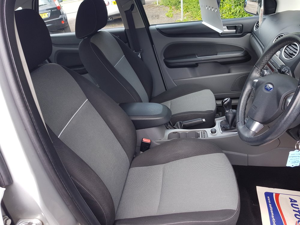 Ford FOCUS ZETEC  1.6  5 DOOR