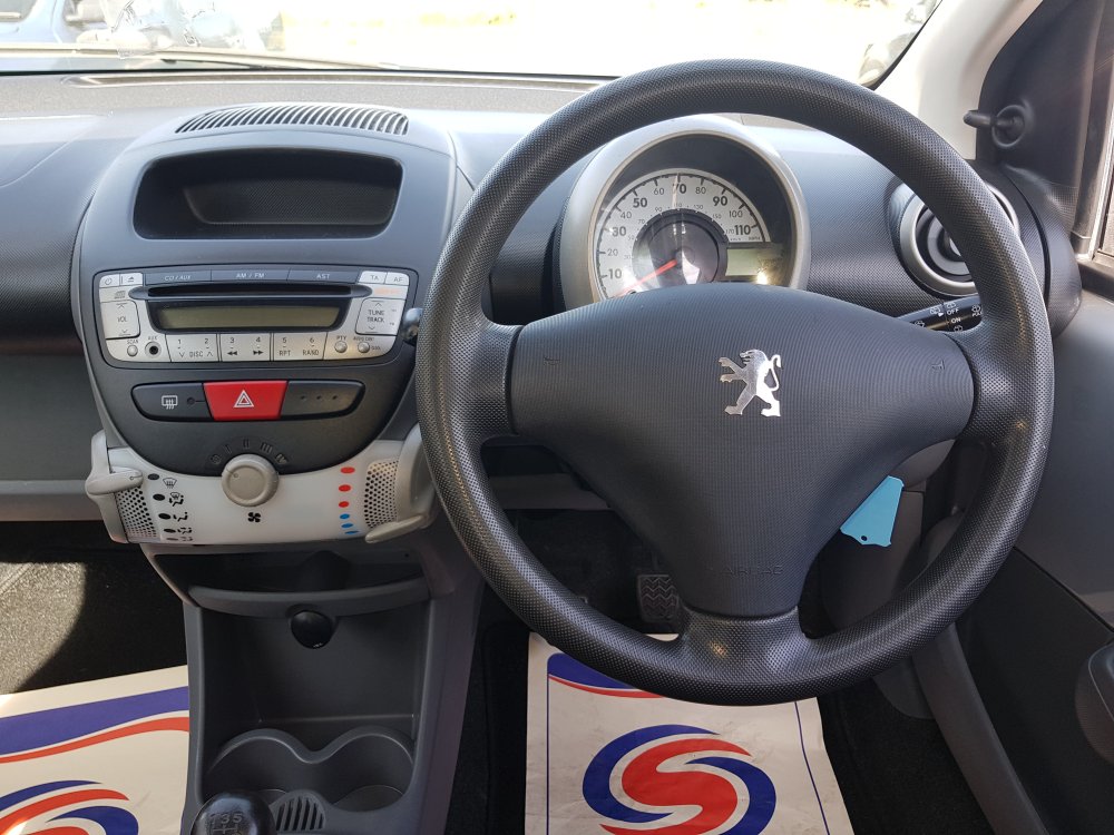 Peugeot 107 URBAN 1.0 5 DOOR