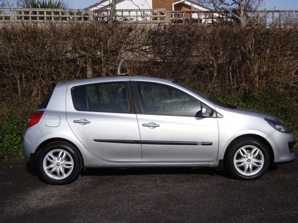 Renault CLIO 1.4 DYNAMIQUE 5 DOOR